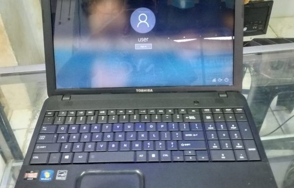 Laptop Toshiba Satellite C800 AMD 4GB/320GB