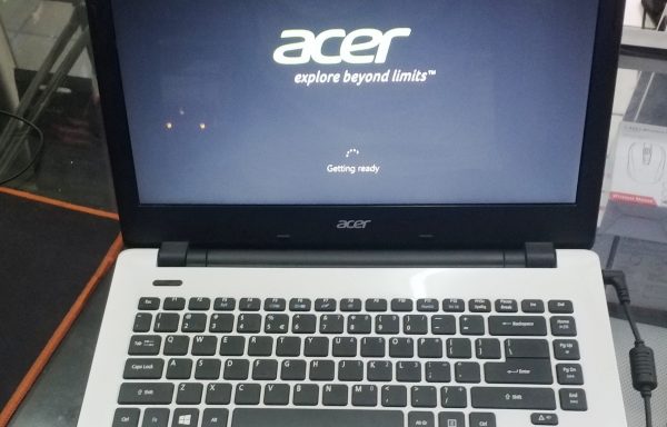 Laptop Acer Aspire E1-411 Intel Celeron N2840 4GB RAM 500GB HDD