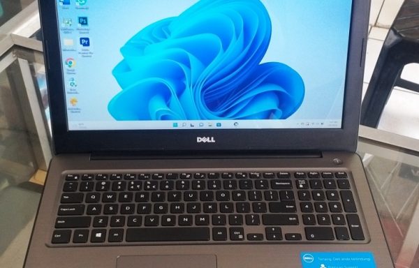 Laptop Dell Inspiron 15-5567 Intel Core i5-7200U 8GB RAM 256GB SSD Radeon R7